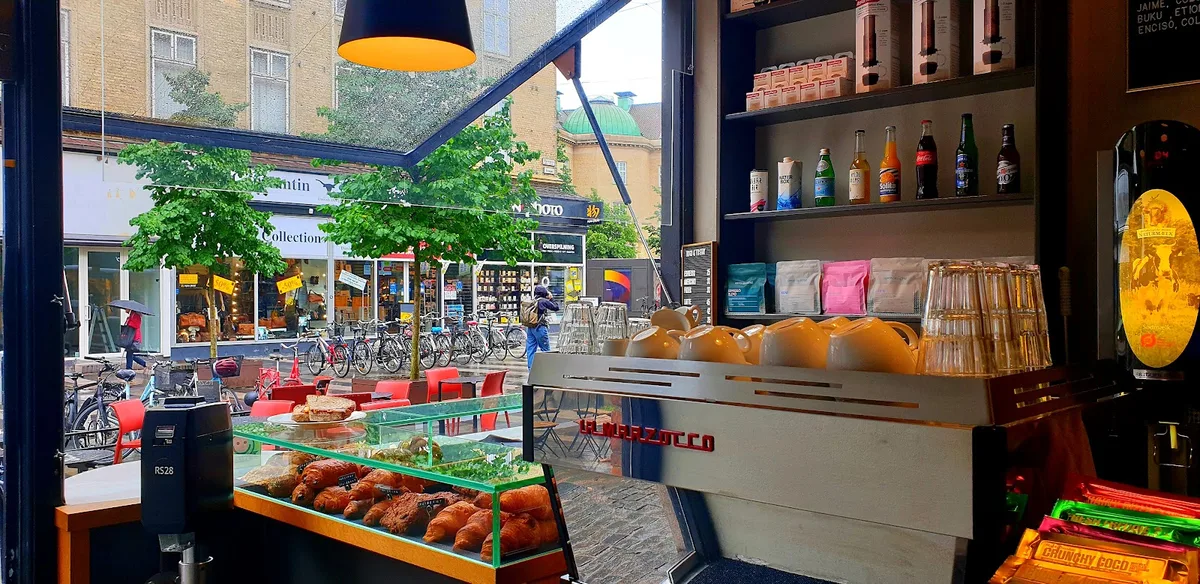 Udsigt fra baren ud til Ryesgade