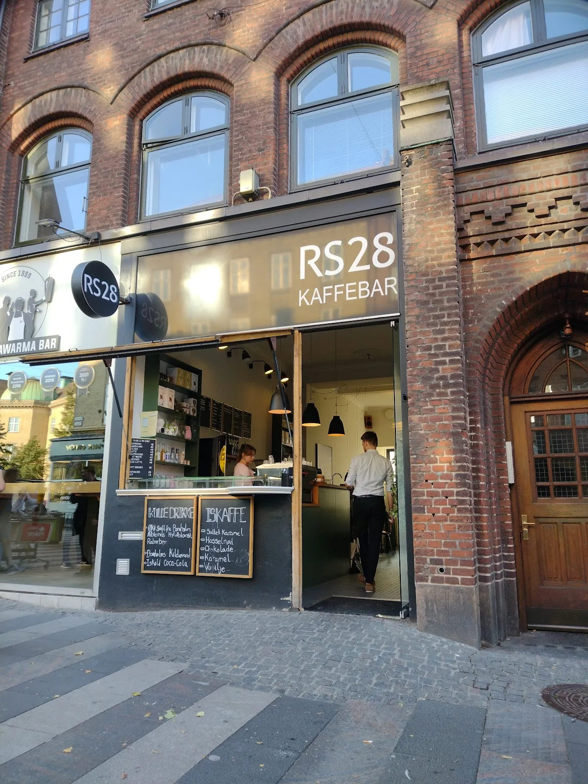 Facaden mod Ryesgade i aftenlys