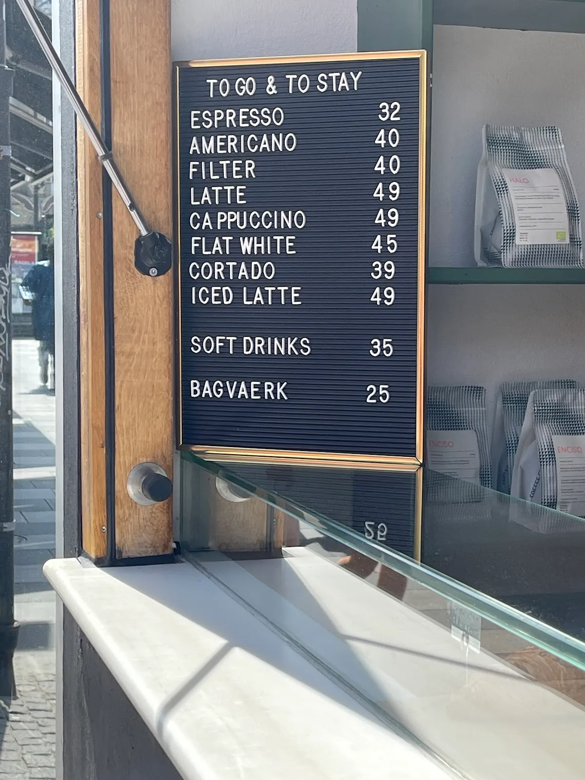 Tavlen i vinduet med iced latte på listen